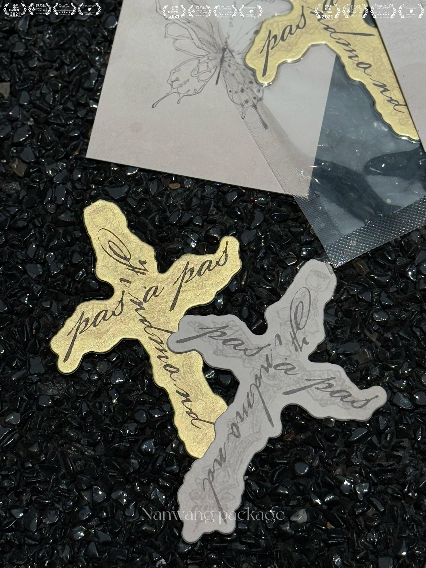 Fragrance tags can be designed this luxe? That's some next-level sophistication!