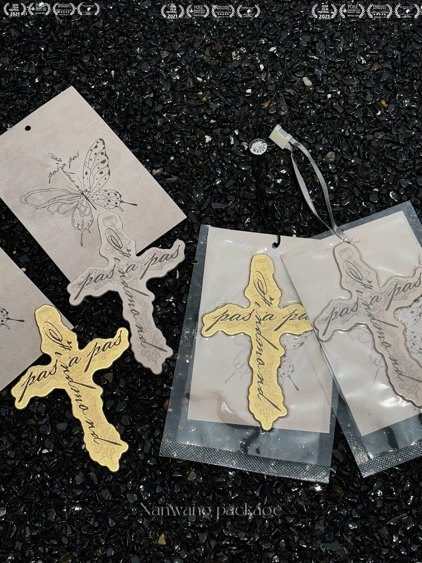 Fragrance tags can be designed this luxe? That's some next-level sophistication!