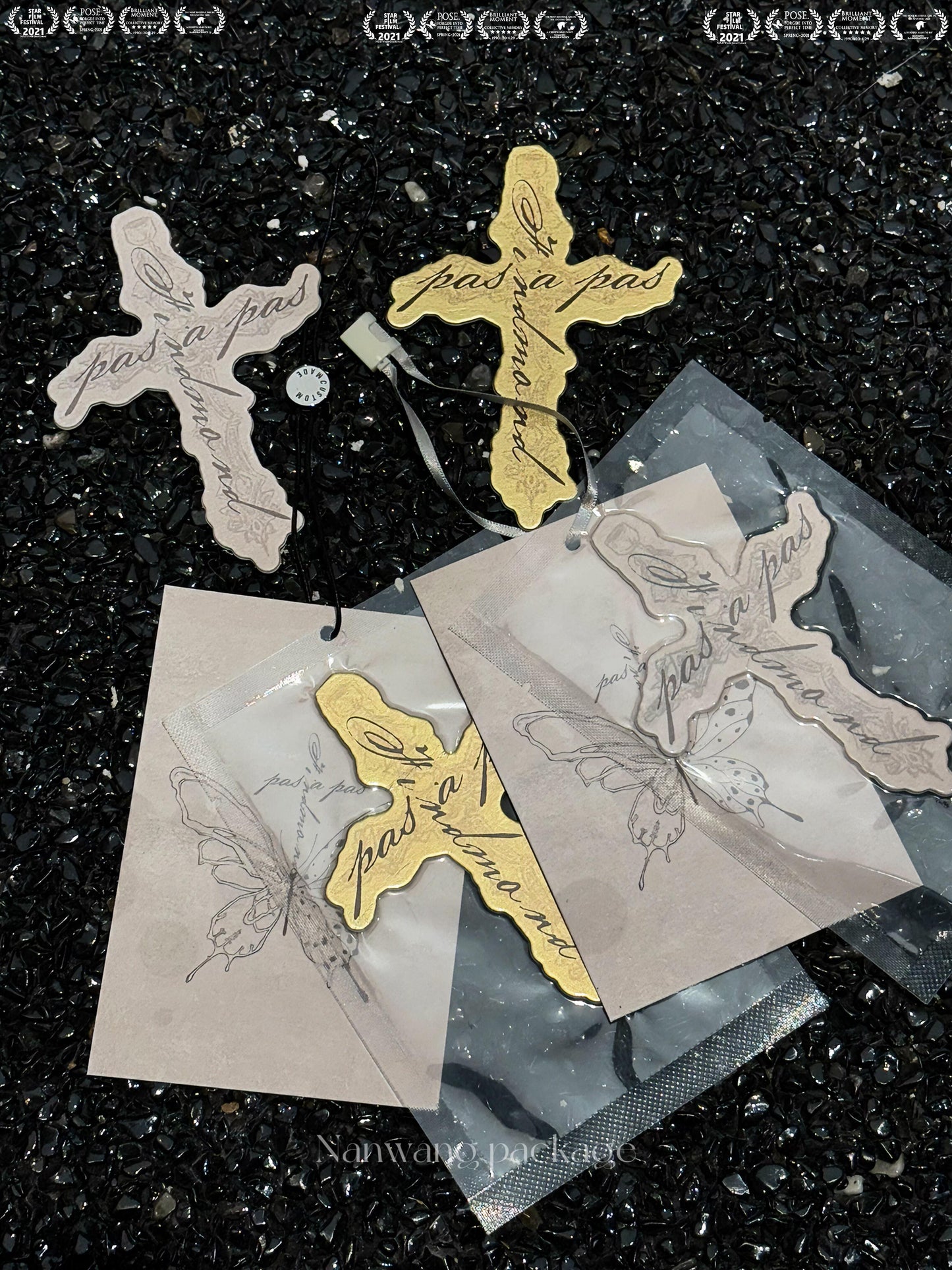 Fragrance tags can be designed this luxe? That's some next-level sophistication!