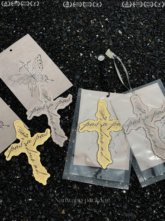 Fragrance tags can be designed this luxe? That's some next-level sophistication!