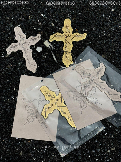 Fragrance tags can be designed this luxe? That's some next-level sophistication!