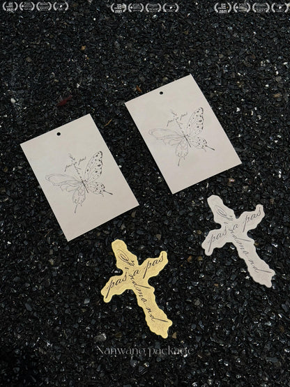 Fragrance tags can be designed this luxe? That's some next-level sophistication!